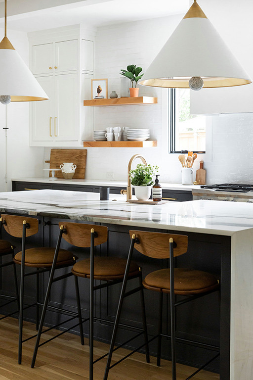 Idee per una grande cucina minimalista con ante in stile shaker, ante nere, paraspruzzi bianco, parquet chiaro, pavimento marrone e top bianco