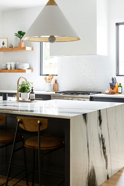Offene, Große, Zweizeilige Moderne Küche mit Schrankfronten im Shaker-Stil, schwarzen Schränken, Küchenrückwand in Weiß, hellem Holzboden, Kücheninsel, braunem Boden und weißer Arbeitsplatte in Dallas
