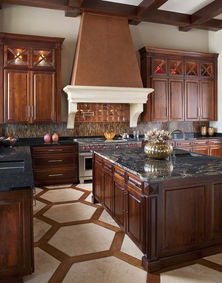 Exempel på ett klassiskt kök, med granitbänkskiva, luckor med upphöjd panel, skåp i mörkt trä, brunt stänkskydd, stänkskydd i stickkakel, rostfria vitvaror och flerfärgat golv