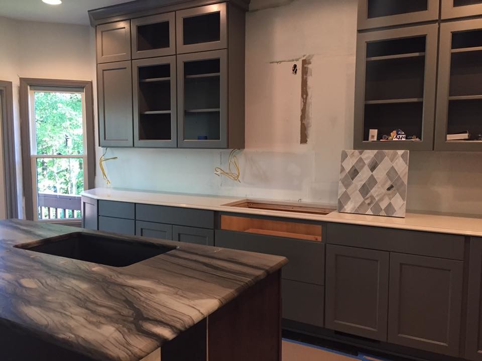 Foto di una cucina design di medie dimensioni con lavello sottopiano, ante in stile shaker, ante grigie, paraspruzzi multicolore, paraspruzzi con piastrelle di cemento e elettrodomestici in acciaio inossidabile
