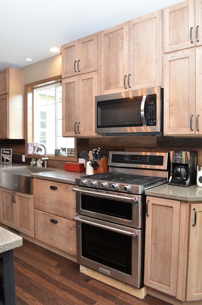 Foto på ett mellanstort rustikt grå kök, med en rustik diskho, skåp i shakerstil, skåp i ljust trä, brunt stänkskydd, stänkskydd i trä, rostfria vitvaror, mörkt trägolv, en köksö, brunt golv och bänkskiva i koppar