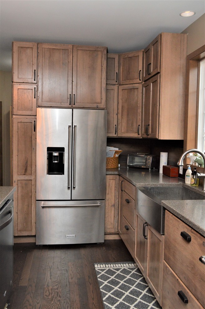 Exempel på ett mellanstort rustikt grå grått kök, med en rustik diskho, skåp i shakerstil, skåp i ljust trä, bänkskiva i koppar, brunt stänkskydd, stänkskydd i trä, rostfria vitvaror och en köksö