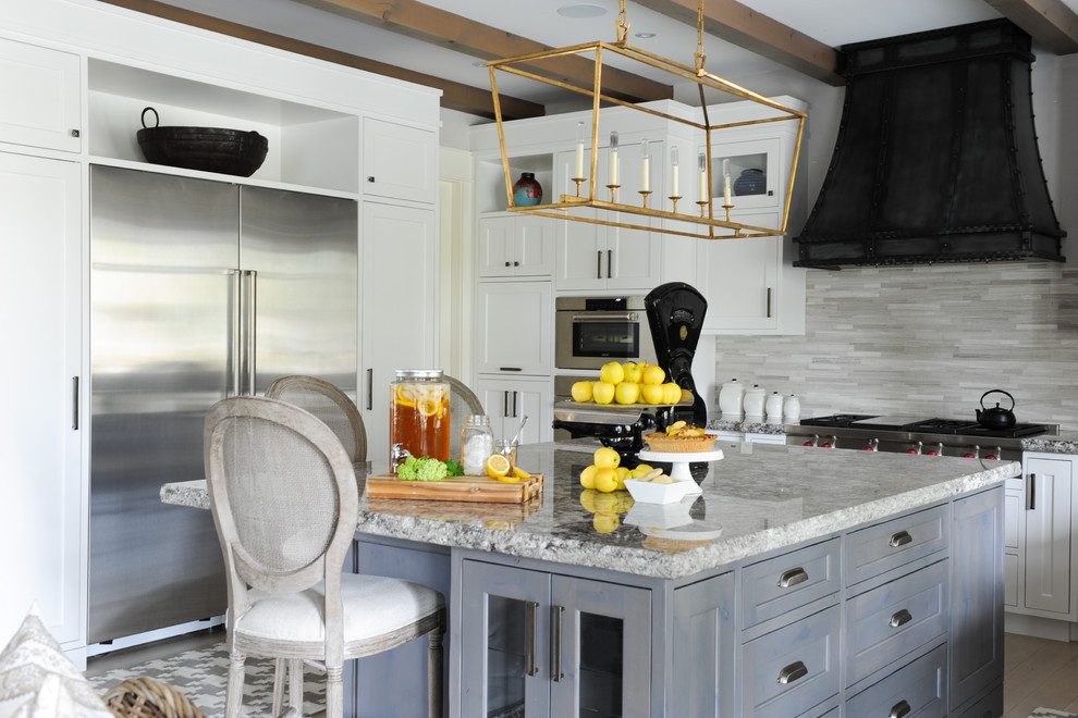 Geräumige Klassische Küche mit Schrankfronten mit vertiefter Füllung, Küchenrückwand in Grau, Rückwand aus Stäbchenfliesen, Küchengeräten aus Edelstahl und Kücheninsel in Vancouver
