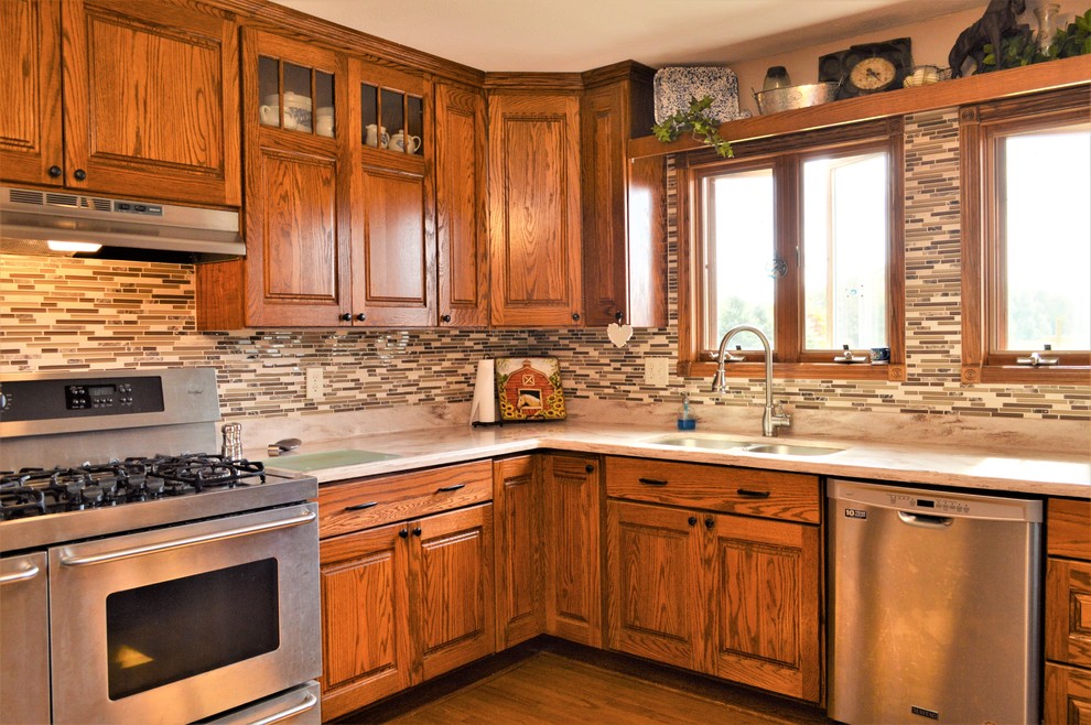 Exempel på ett avskilt, stort rustikt beige beige u-kök, med en undermonterad diskho, luckor med upphöjd panel, skåp i mellenmörkt trä, bänkskiva i koppar, flerfärgad stänkskydd, stänkskydd i stickkakel, rostfria vitvaror, mellanmörkt trägolv och brunt golv