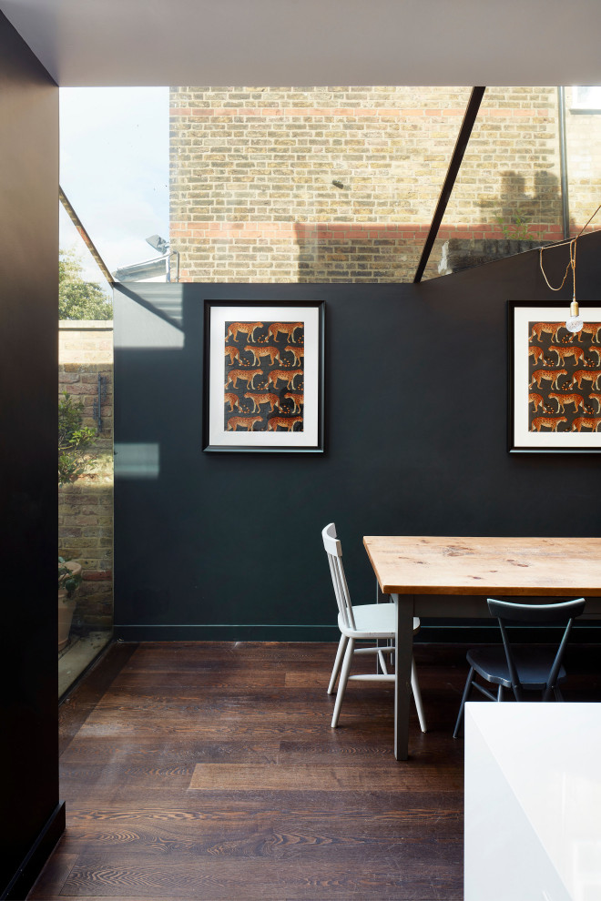 Foto di una grande sala da pranzo aperta verso il soggiorno minimal con pavimento in legno massello medio, pavimento marrone e soffitto a volta