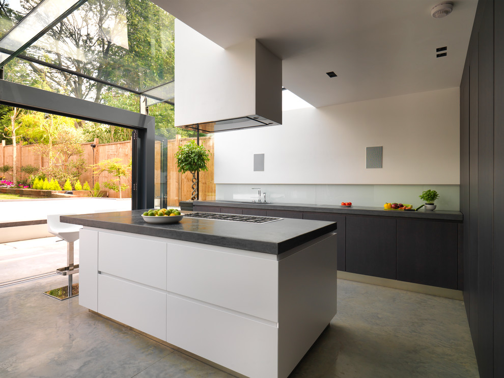 Идея дизайна: угловая кухня в современном стиле с обеденным столом, плоскими фасадами, островом и шторами на окнах