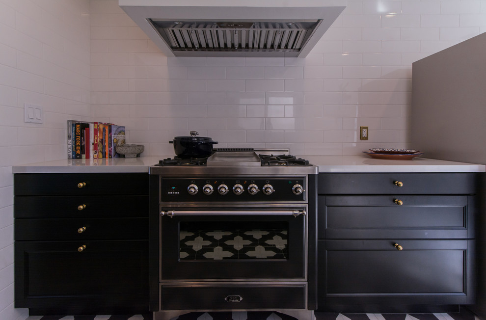 Inspiration för ett mellanstort funkis linjärt kök med öppen planlösning, med en undermonterad diskho, skåp i shakerstil, svarta skåp, bänkskiva i koppar, vitt stänkskydd, stänkskydd i tunnelbanekakel, rostfria vitvaror och klinkergolv i porslin