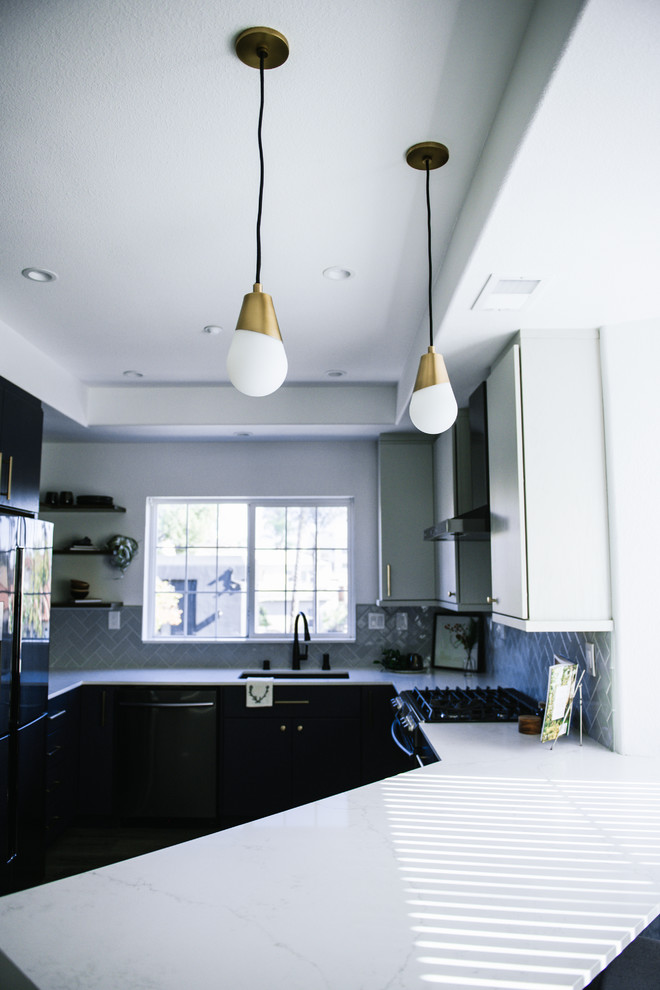 Foto di una cucina minimalista di medie dimensioni con lavello sottopiano, ante lisce, ante blu, top in quarzo composito, paraspruzzi grigio, paraspruzzi con piastrelle in ceramica, elettrodomestici neri, pavimento in vinile, penisola, pavimento grigio e top bianco
