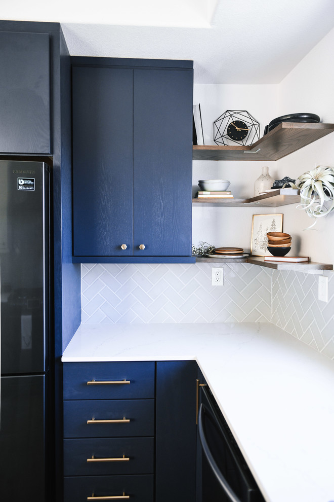 サンディエゴにある高級な中くらいなモダンスタイルのおしゃれなキッチン (アンダーカウンターシンク、フラットパネル扉のキャビネット、青いキャビネット、クオーツストーンカウンター、グレーのキッチンパネル、セラミックタイルのキッチンパネル、黒い調理設備、クッションフロア、グレーの床、白いキッチンカウンター) の写真