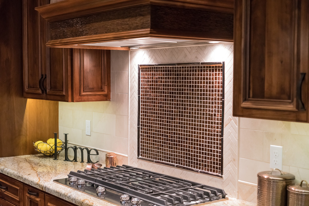 Idéer för att renovera ett mellanstort rustikt kök, med en enkel diskho, luckor med upphöjd panel, skåp i mellenmörkt trä, granitbänkskiva, beige stänkskydd, stänkskydd i stenkakel, svarta vitvaror, mellanmörkt trägolv, en köksö och brunt golv