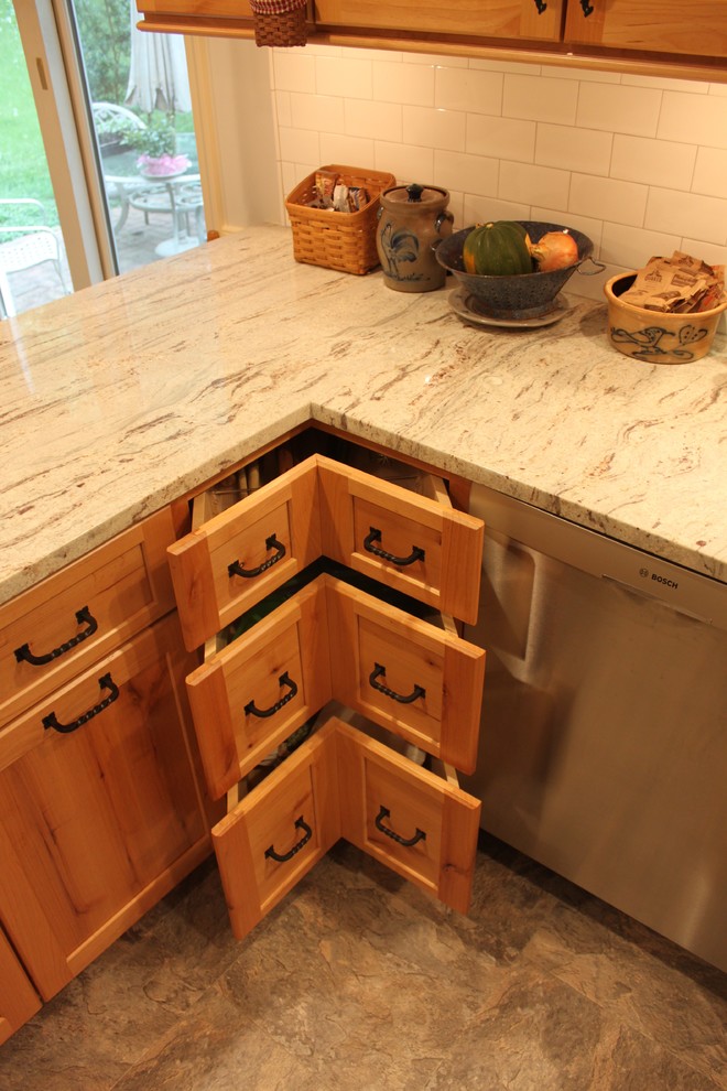 Exempel på ett mellanstort rustikt linjärt kök och matrum, med skåp i shakerstil, skåp i ljust trä, bänkskiva i täljsten, vitt stänkskydd, stänkskydd i tunnelbanekakel, rostfria vitvaror och skiffergolv