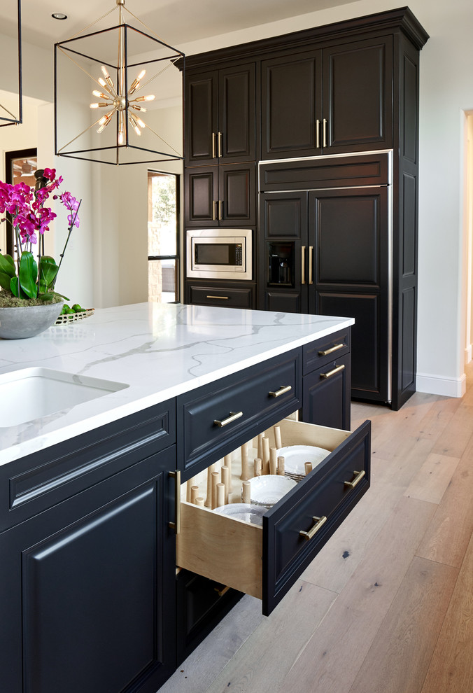 Kitchen - transitional kitchen idea in Austin