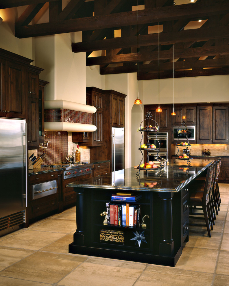 Exempel på ett klassiskt kök, med luckor med upphöjd panel, skåp i mörkt trä, brunt stänkskydd och rostfria vitvaror