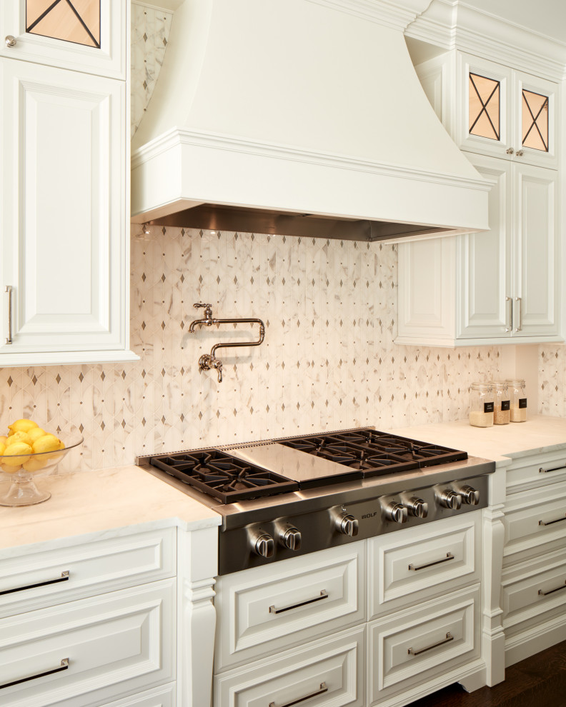 Idéer för att renovera ett vintage vit vitt kök, med gula skåp, marmorbänkskiva, vitt stänkskydd, luckor med upphöjd panel och en köksö