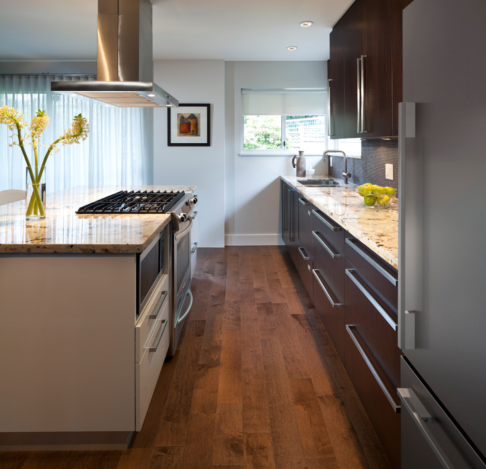 Zweizeilige Moderne Küche mit flächenbündigen Schrankfronten, dunklen Holzschränken, Küchenrückwand in Braun und Küchengeräten aus Edelstahl in Vancouver