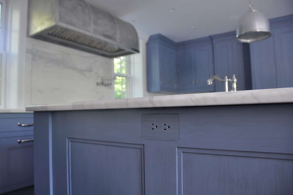 Esempio di una grande cucina classica con ante blu, top in marmo, paraspruzzi bianco, paraspruzzi in lastra di pietra, elettrodomestici in acciaio inossidabile, ante con riquadro incassato, pavimento in ardesia e lavello sottopiano