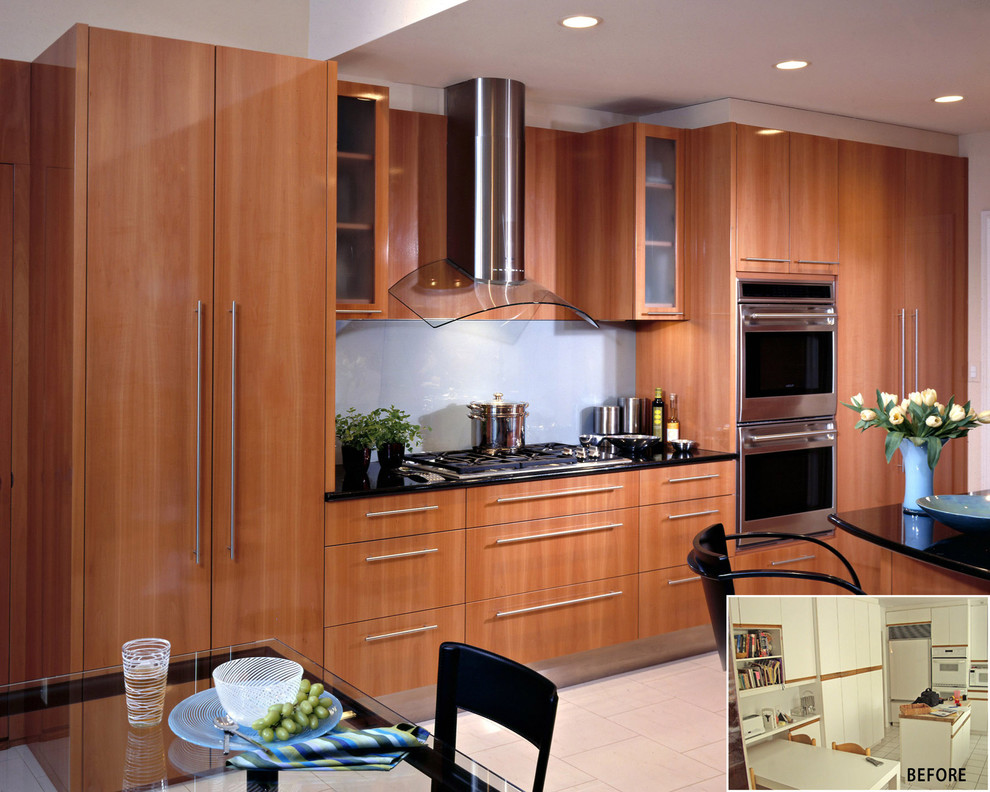 Пример оригинального дизайна: кухня в современном стиле с плоскими фасадами и фасадами цвета дерева среднего тона