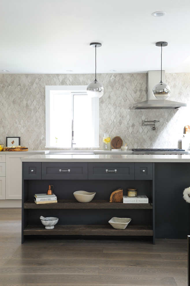 Klassische Küche mit Kücheninsel, Küchenrückwand in Grau und hellem Holzboden in Vancouver