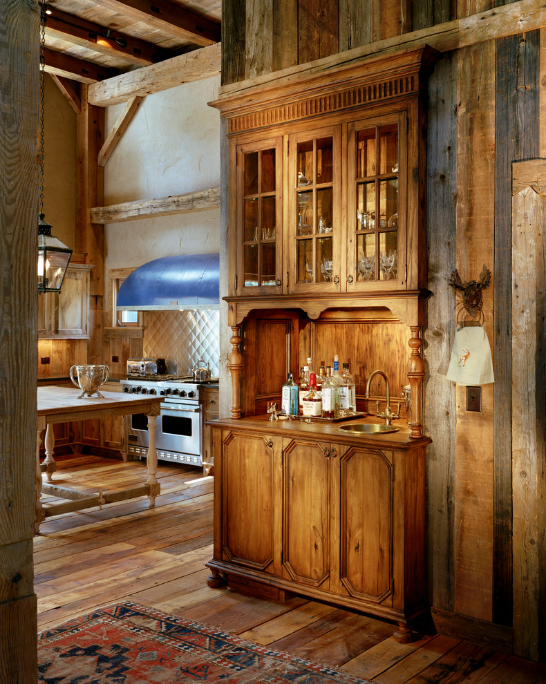 Idéer för att renovera ett stort lantligt kök, med en rustik diskho, luckor med infälld panel, skåp i mellenmörkt trä, bänkskiva i koppar, stänkskydd med metallisk yta, stänkskydd i metallkakel, rostfria vitvaror, mellanmörkt trägolv och en köksö