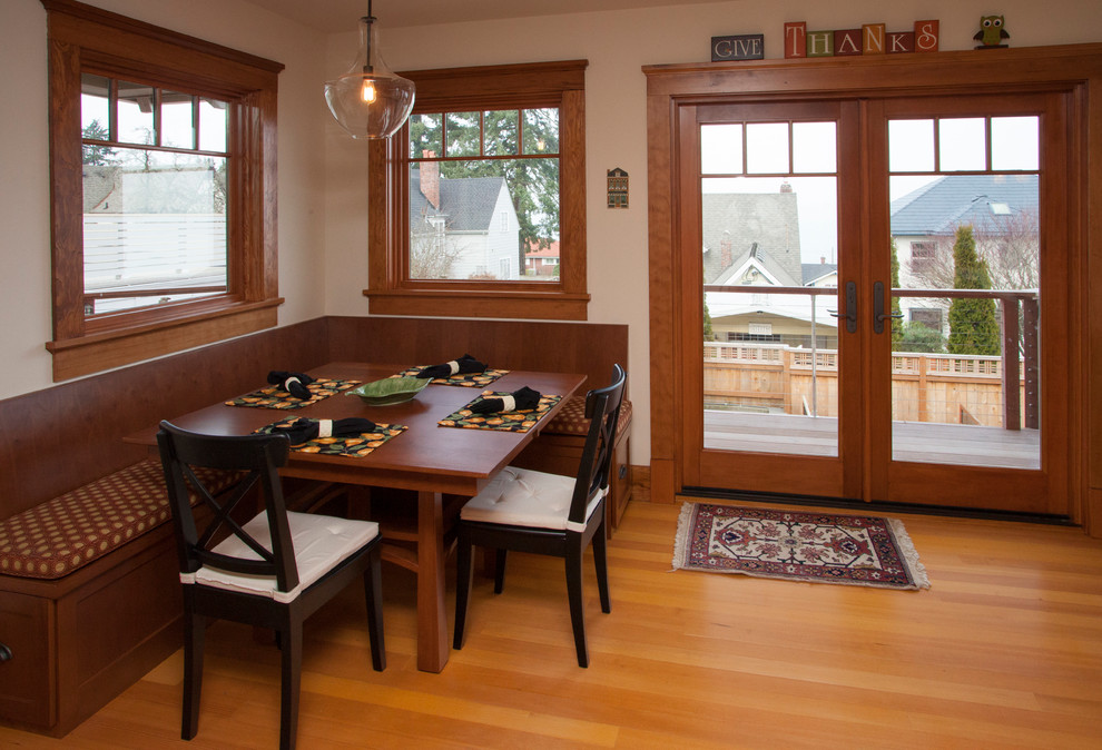 Imagen de cocina de estilo americano grande con armarios estilo shaker, puertas de armario de madera oscura, suelo de madera clara y península