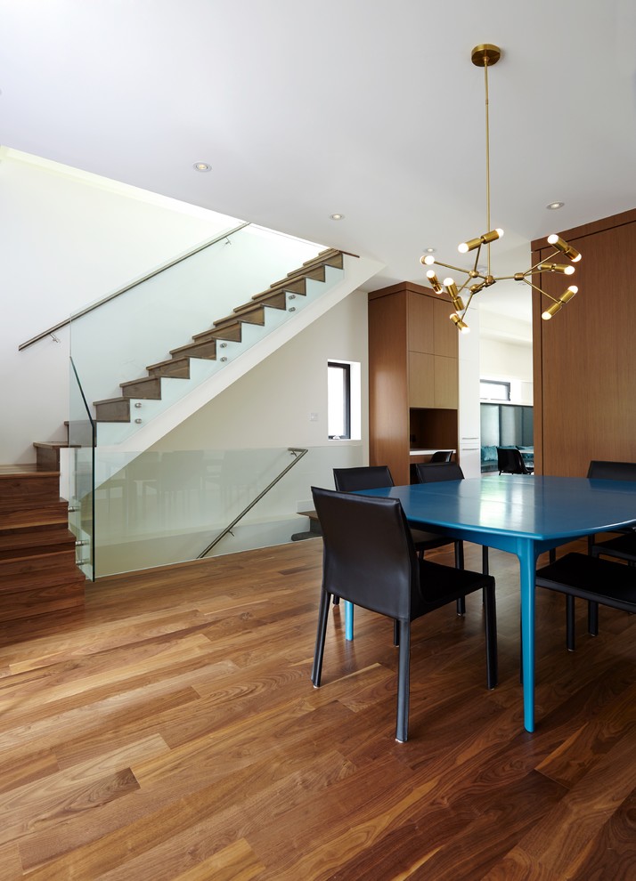 Offenes, Mittelgroßes Modernes Esszimmer mit braunem Holzboden in Toronto