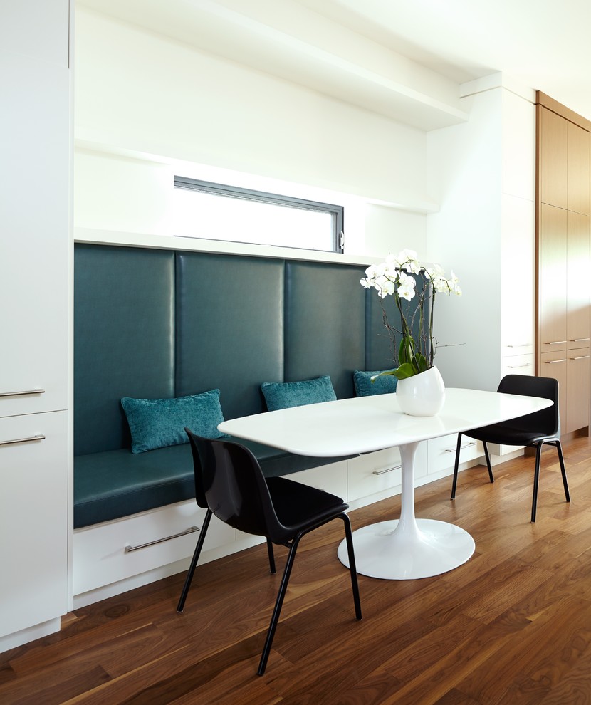 Esempio di una sala da pranzo aperta verso il soggiorno minimal di medie dimensioni con pavimento in legno massello medio