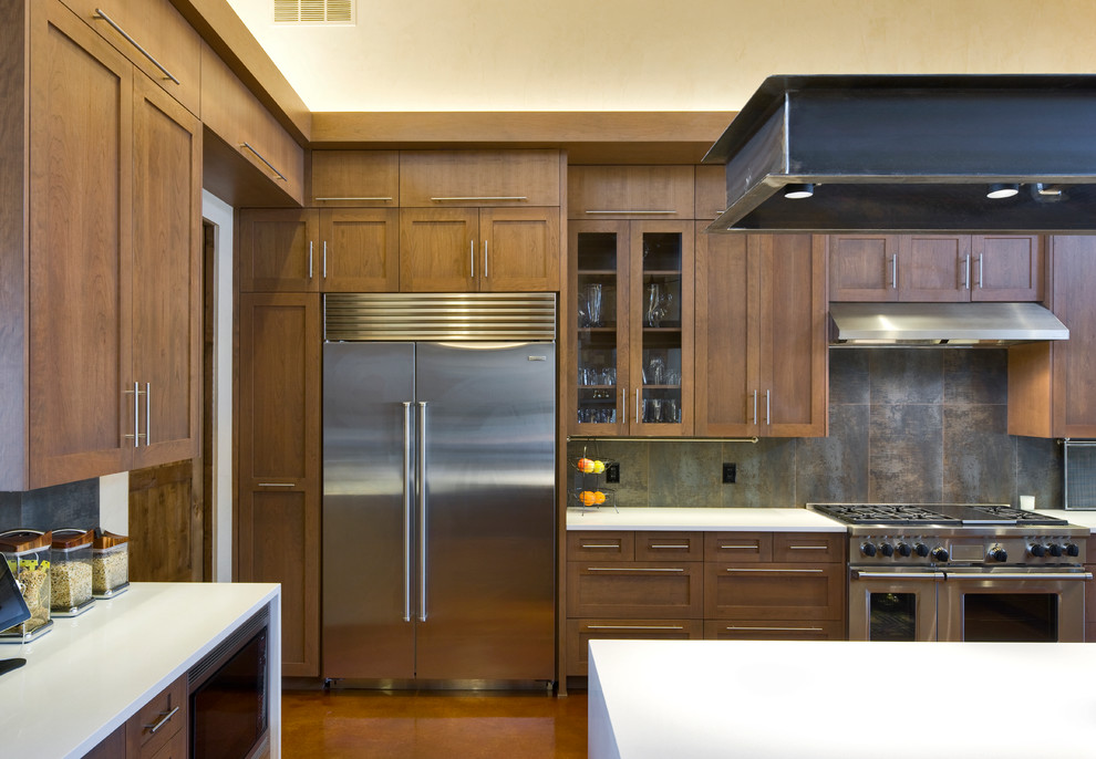 Exempel på ett mycket stort rustikt kök, med en undermonterad diskho, skåp i shakerstil, skåp i mörkt trä, träbänkskiva, flerfärgad stänkskydd, stänkskydd i stenkakel, rostfria vitvaror, betonggolv och en köksö
