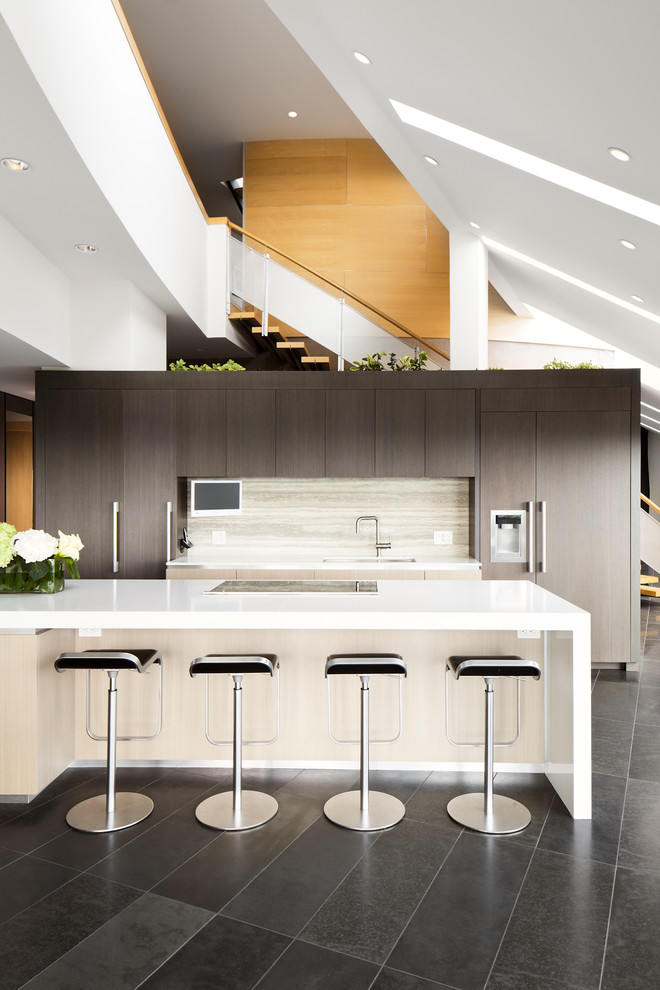Zweizeilige Moderne Küche mit flächenbündigen Schrankfronten, dunklen Holzschränken und Kalk-Rückwand in Vancouver