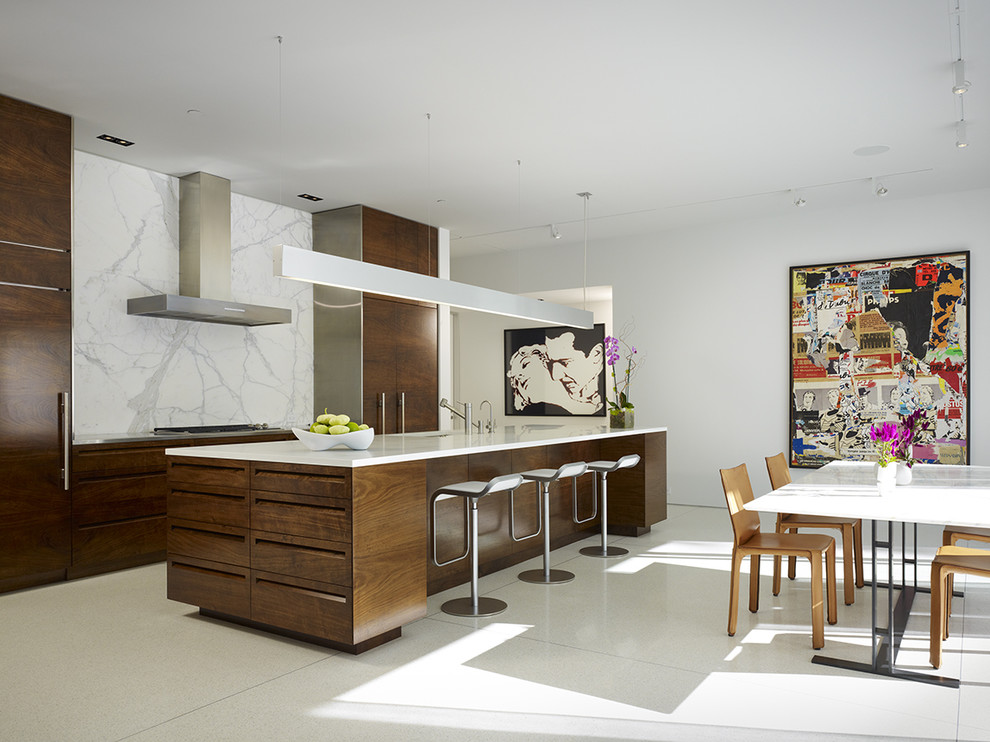 Foto de cocina contemporánea con electrodomésticos con paneles, suelo blanco y barras de cocina