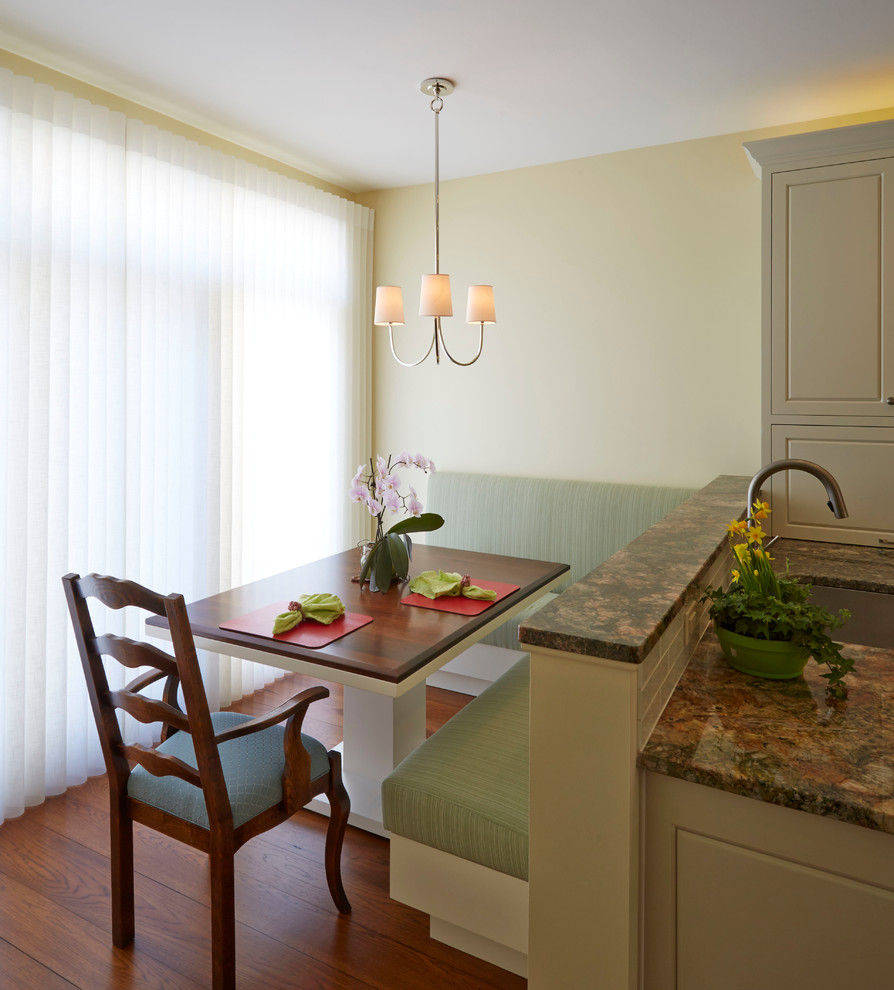 Exempel på ett avskilt, mellanstort klassiskt u-kök, med en enkel diskho, luckor med upphöjd panel, vita skåp, granitbänkskiva, vitt stänkskydd, stänkskydd i glaskakel, rostfria vitvaror, mellanmörkt trägolv och en köksö