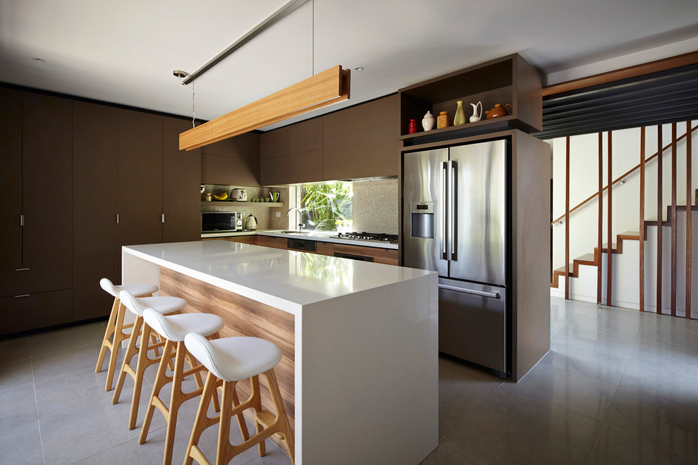 Exemple d'une grande cuisine tendance en L avec un placard à porte plane, des portes de placard marrons, un électroménager en acier inoxydable et îlot.