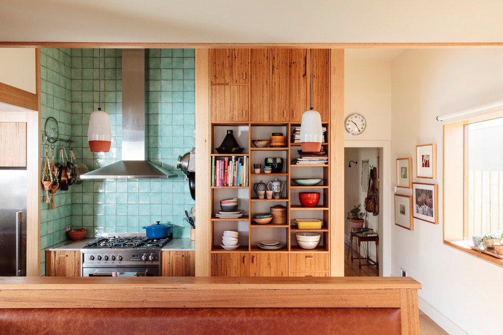 Exempel på ett litet modernt kök, med en undermonterad diskho, luckor med infälld panel, skåp i ljust trä, marmorbänkskiva, blått stänkskydd, stänkskydd i keramik, rostfria vitvaror, ljust trägolv och en halv köksö
