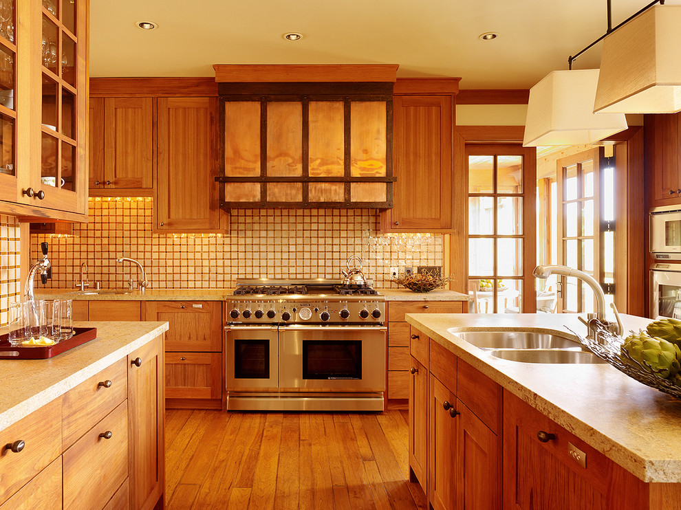 На фото: кухня в классическом стиле с фасадами цвета дерева среднего тона