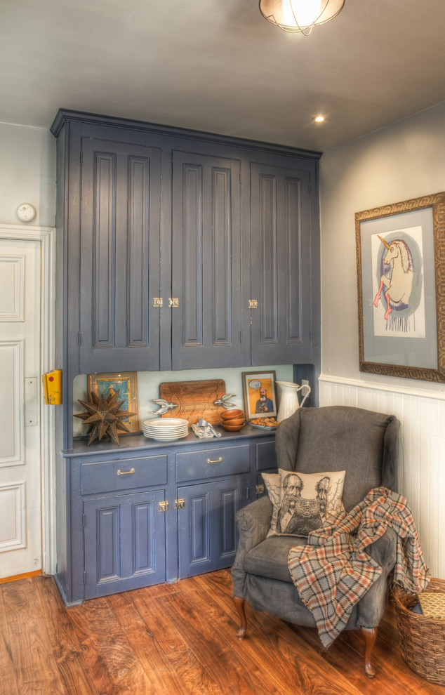 Foto de cocina clásica de obra con armarios con paneles con relieve y puertas de armario azules