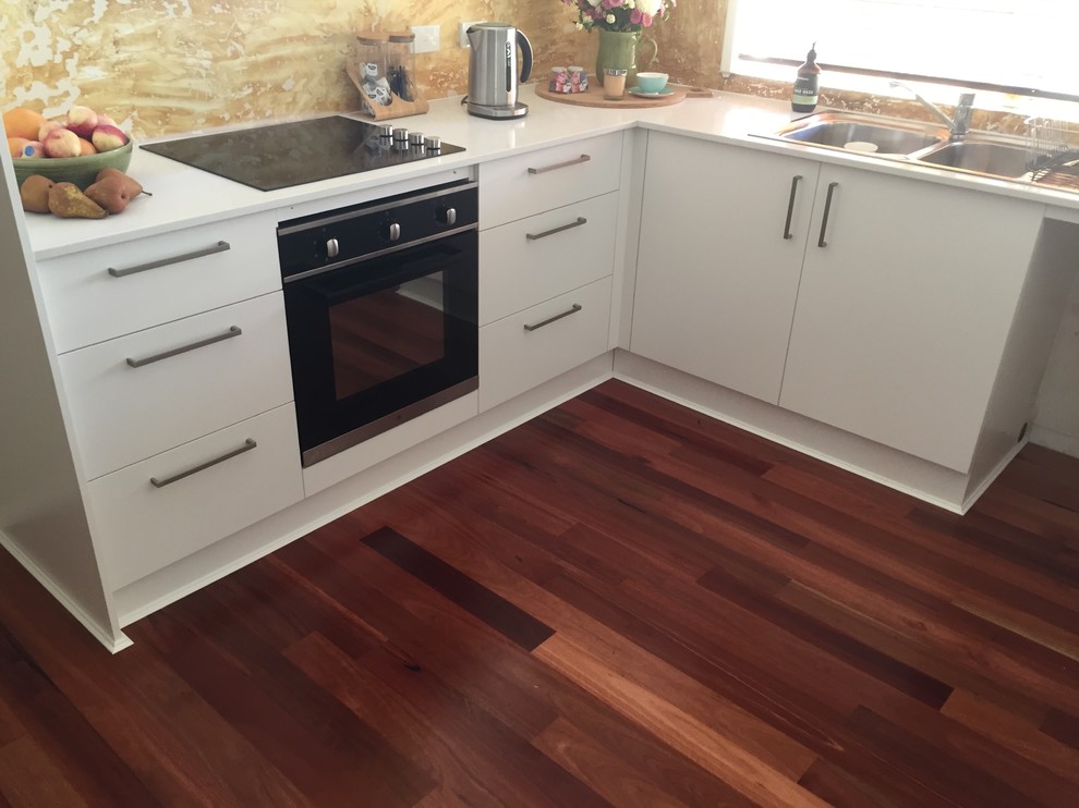 セントラルコーストにあるトラディショナルスタイルのおしゃれなキッチン (濃色無垢フローリング、赤い床) の写真
