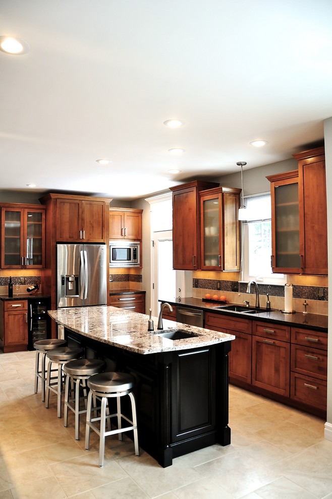 ワシントンD.C.にあるトランジショナルスタイルのおしゃれなL型キッチン (シェーカースタイル扉のキャビネット、中間色木目調キャビネット、シルバーの調理設備) の写真