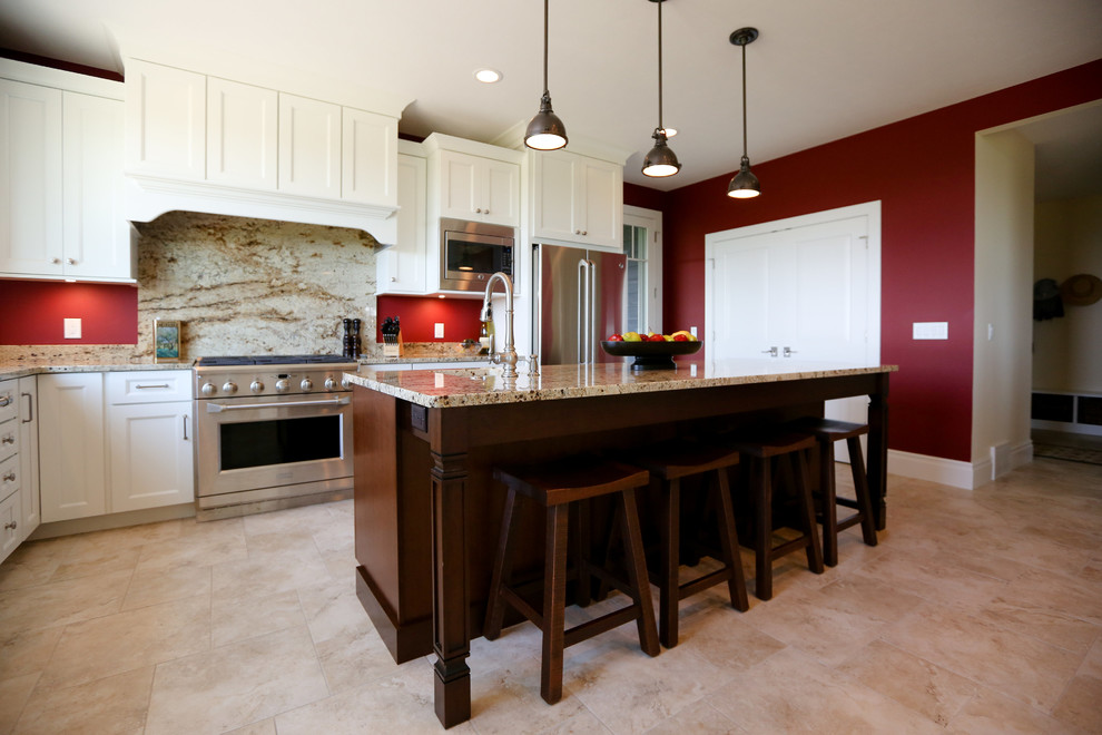他の地域にある高級な広いトラディショナルスタイルのおしゃれなキッチン (アンダーカウンターシンク、落し込みパネル扉のキャビネット、白いキャビネット、御影石カウンター、赤いキッチンパネル、木材のキッチンパネル、シルバーの調理設備、セラミックタイルの床) の写真