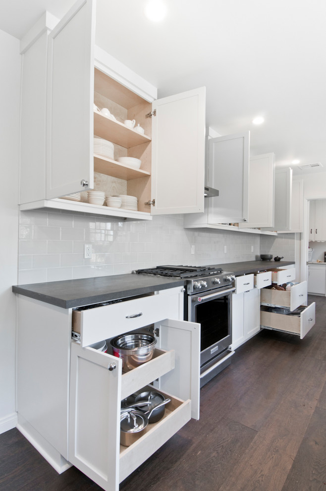 Exempel på ett mellanstort klassiskt kök, med en undermonterad diskho, skåp i shakerstil, vita skåp, bänkskiva i kvartsit, vitt stänkskydd, stänkskydd i keramik, rostfria vitvaror, mellanmörkt trägolv och brunt golv