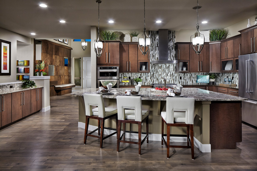 Moderne Küche in L-Form mit flächenbündigen Schrankfronten, dunklen Holzschränken, bunter Rückwand, Küchengeräten aus Edelstahl, dunklem Holzboden und Kücheninsel in Denver