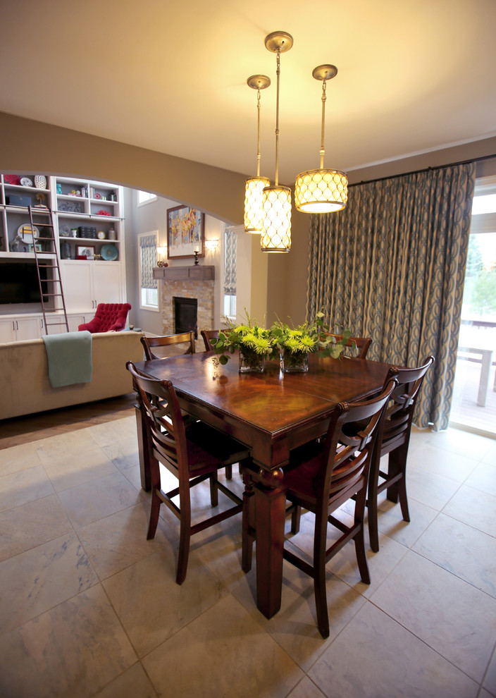 Стильный дизайн: кухня-столовая среднего размера в стиле неоклассика (современная классика) с полом из керамической плитки и серым полом - последний тренд