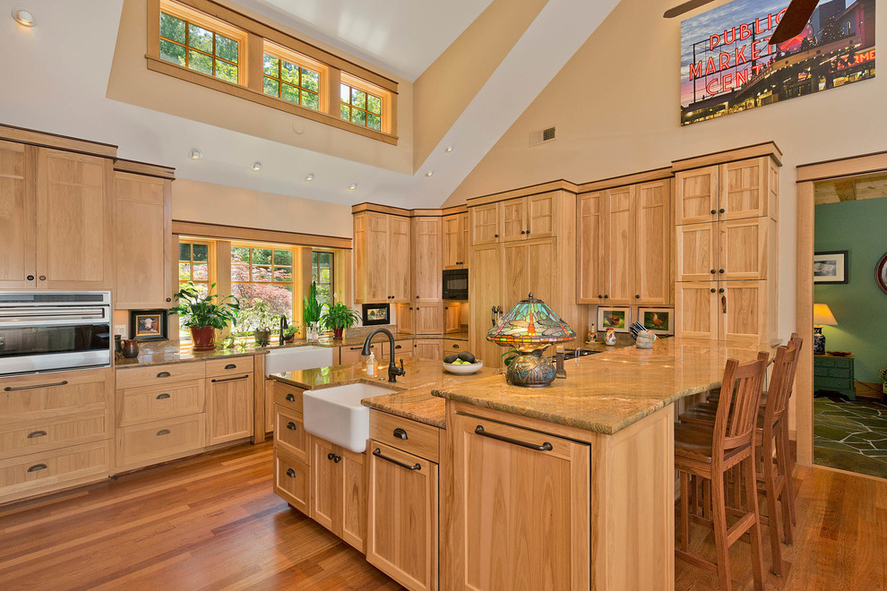 Rustikale Küche mit Landhausspüle, Schrankfronten im Shaker-Stil, hellen Holzschränken und Küchengeräten aus Edelstahl in Seattle