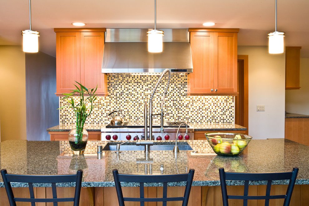 Moderne Küche mit Küchengeräten aus Edelstahl, Unterbauwaschbecken, Schrankfronten im Shaker-Stil, hellbraunen Holzschränken, bunter Rückwand und Rückwand aus Mosaikfliesen in Seattle