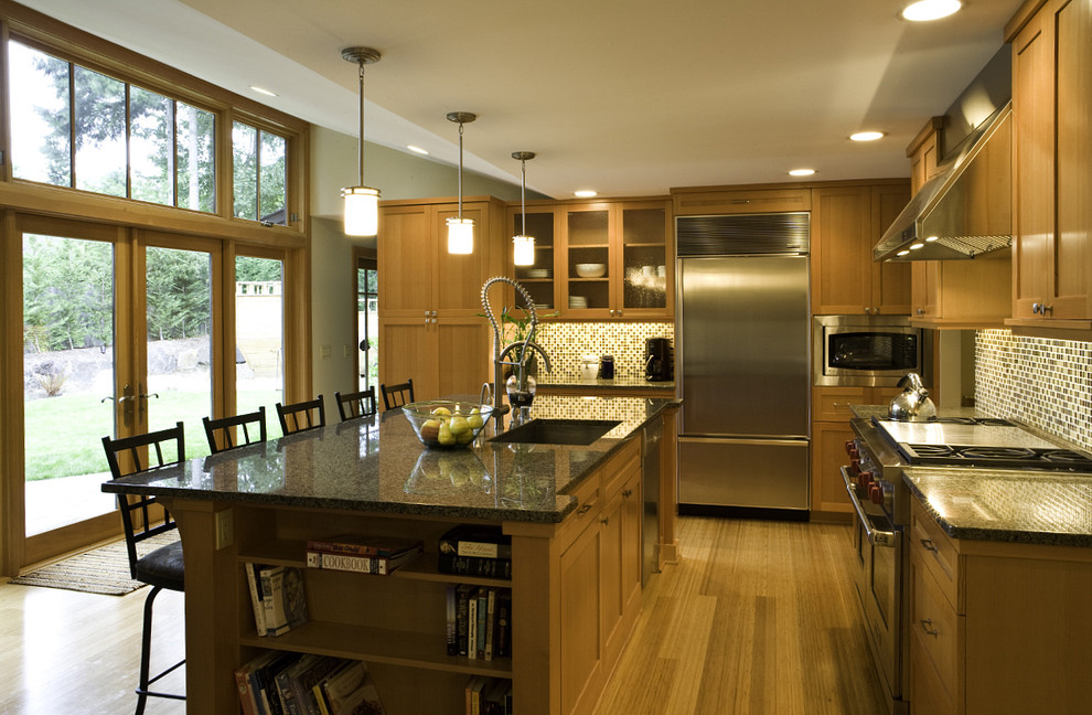 Moderne Küchenbar mit Schrankfronten im Shaker-Stil, Küchengeräten aus Edelstahl, Waschbecken, hellbraunen Holzschränken, Küchenrückwand in Braun und Rückwand aus Mosaikfliesen in Seattle