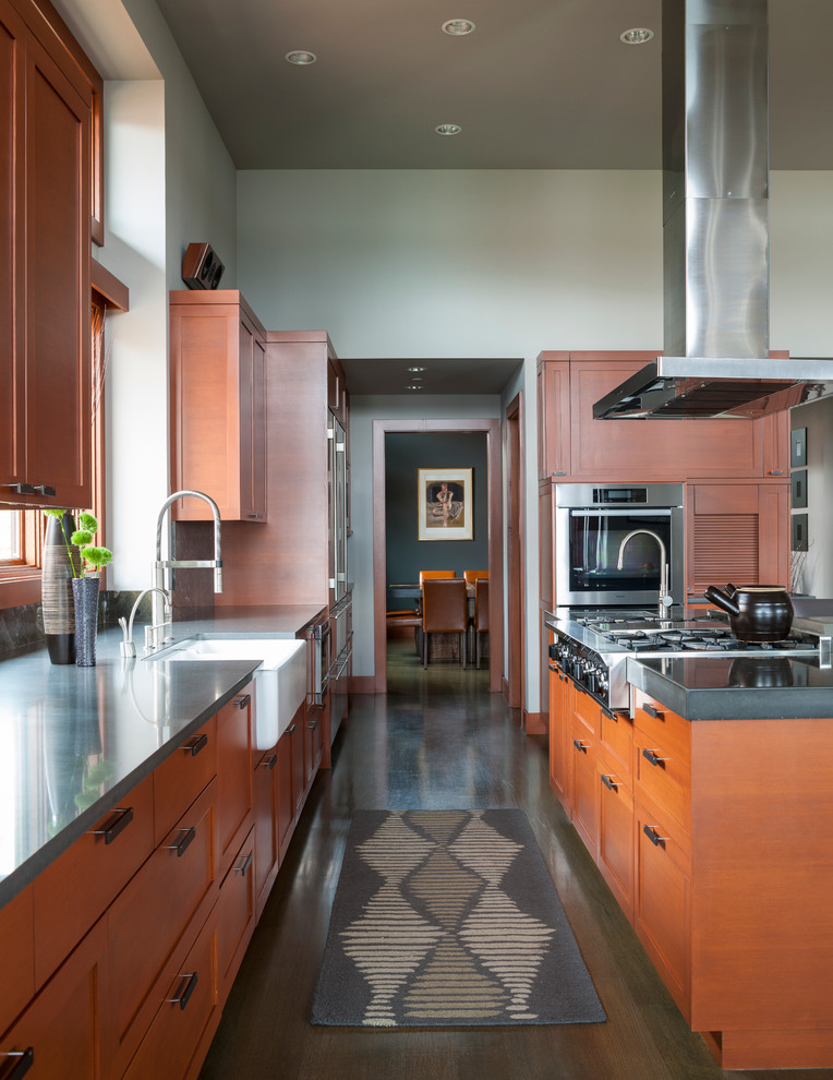 Offene, Zweizeilige Moderne Küche mit Landhausspüle, Schrankfronten im Shaker-Stil, hellbraunen Holzschränken und Küchengeräten aus Edelstahl in Seattle