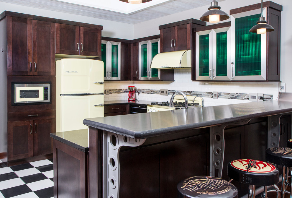Mid-sized urban u-shaped linoleum floor eat-in kitchen photo in Other with an undermount sink, shaker cabinets, dark wood cabinets, quartzite countertops, white backsplash, cement tile backsplash, colored appliances and a peninsula