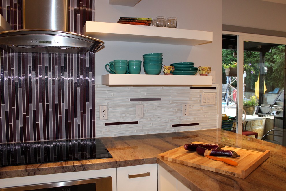 Mittelgroße, Geschlossene Eklektische Küche in U-Form mit flächenbündigen Schrankfronten, weißen Schränken, Granit-Arbeitsplatte, bunter Rückwand, Rückwand aus Glasfliesen, Küchengeräten aus Edelstahl und Keramikboden in Vancouver