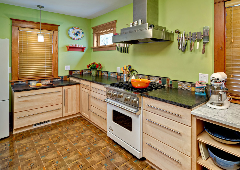 Imagen de cocina ecléctica pequeña sin isla con electrodomésticos blancos, fregadero bajoencimera, armarios con paneles lisos, puertas de armario de madera clara, encimera de cuarzo compacto, salpicadero multicolor, salpicadero de azulejos de cerámica y suelo de linóleo