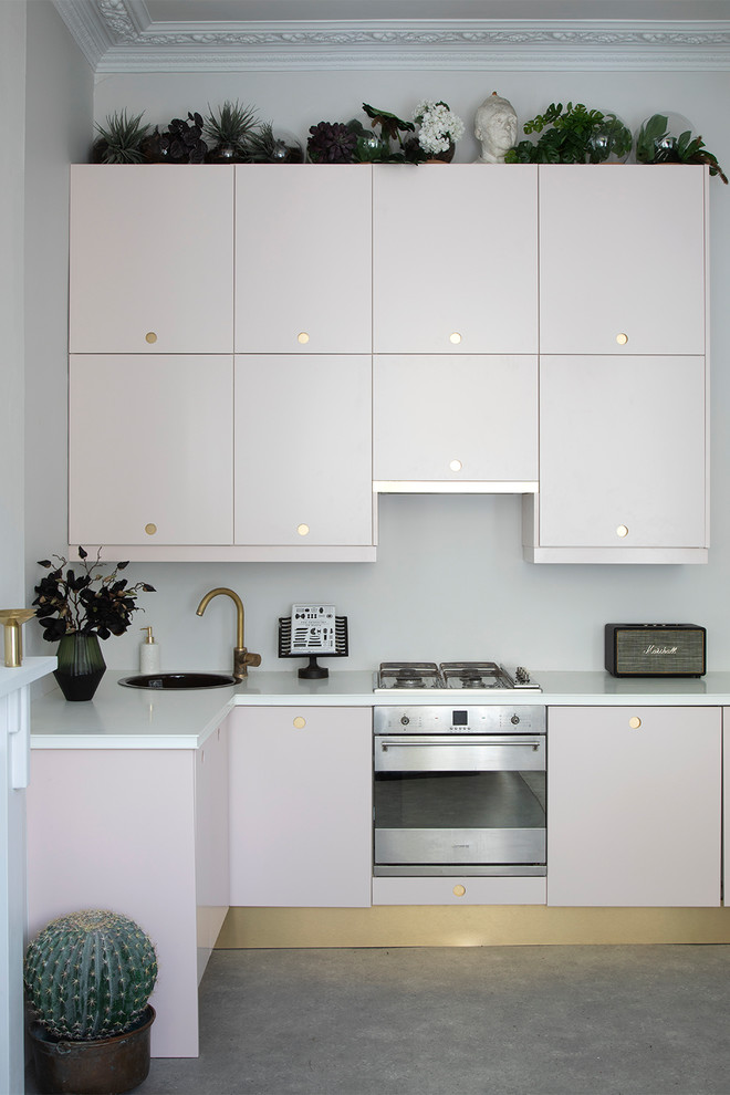 Пример оригинального дизайна: угловая кухня в современном стиле с накладной мойкой, плоскими фасадами, фиолетовыми фасадами, белым фартуком, техникой из нержавеющей стали, серым полом и белой столешницей