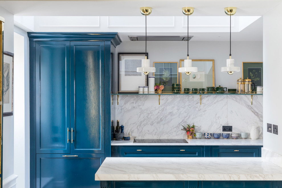 Idées déco pour une cuisine classique fermée avec un placard à porte affleurante, des portes de placard bleues, une crédence multicolore, une péninsule et un plan de travail multicolore.