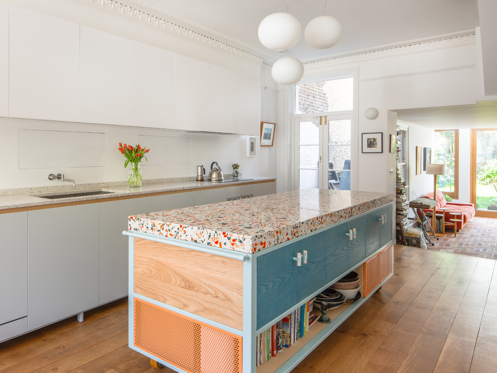 ロンドンにあるコンテンポラリースタイルのおしゃれなキッチン (テラゾーカウンター、無垢フローリング、茶色い床、グレーのキッチンカウンター) の写真